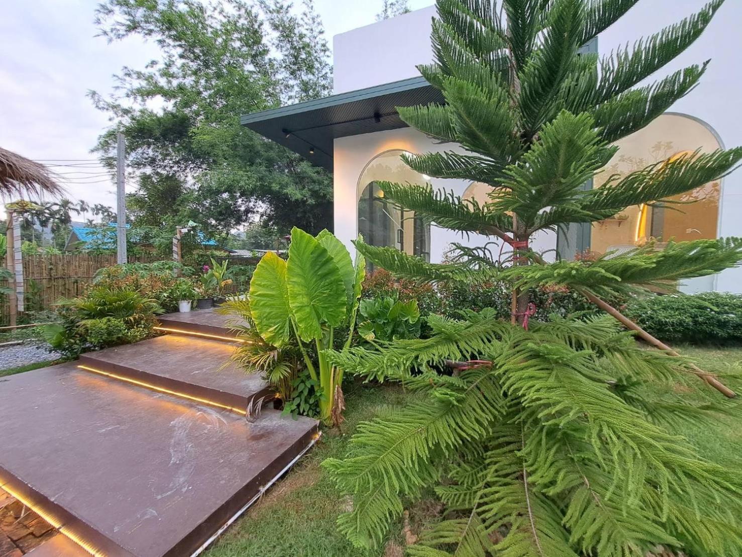 Baan Nai Baan Nok Resort 나콘나욕 외부 사진