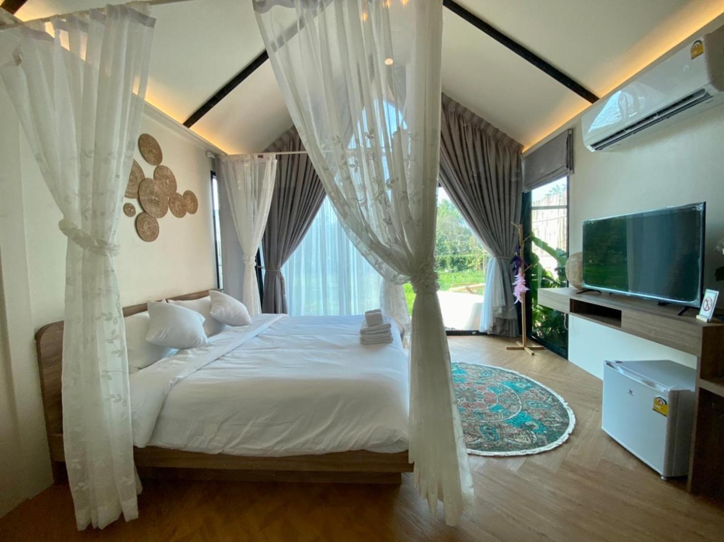 Baan Nai Baan Nok Resort 나콘나욕 외부 사진