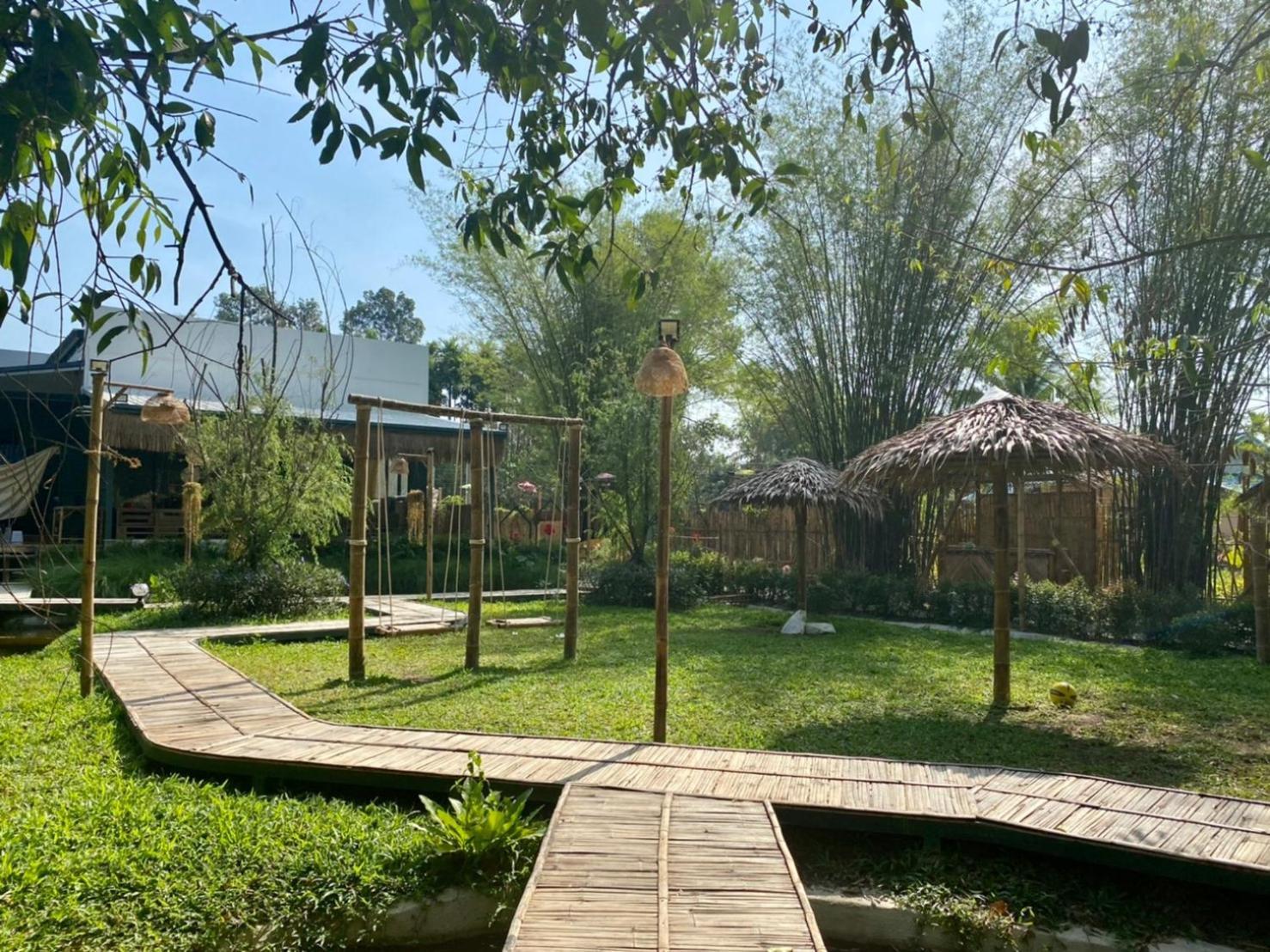 Baan Nai Baan Nok Resort 나콘나욕 외부 사진
