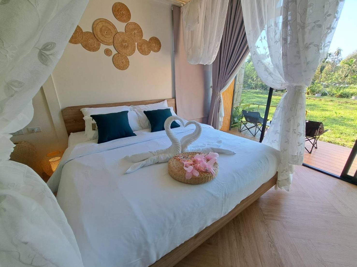 Baan Nai Baan Nok Resort 나콘나욕 외부 사진
